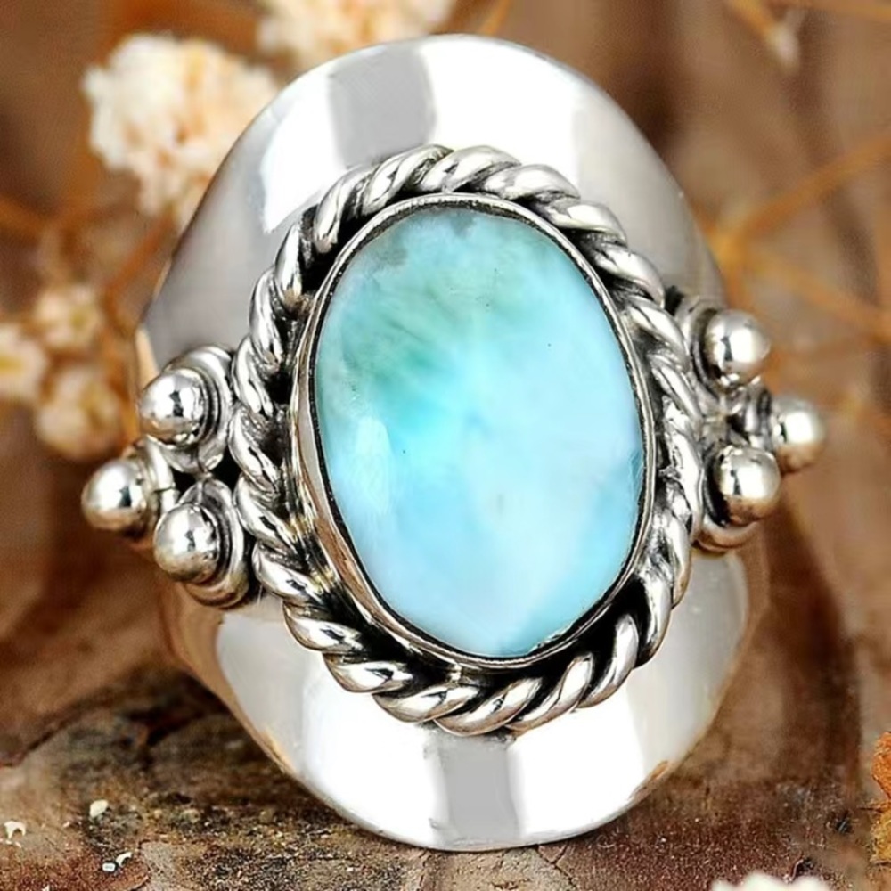 Stylish‎ and chic emerald embellished ring